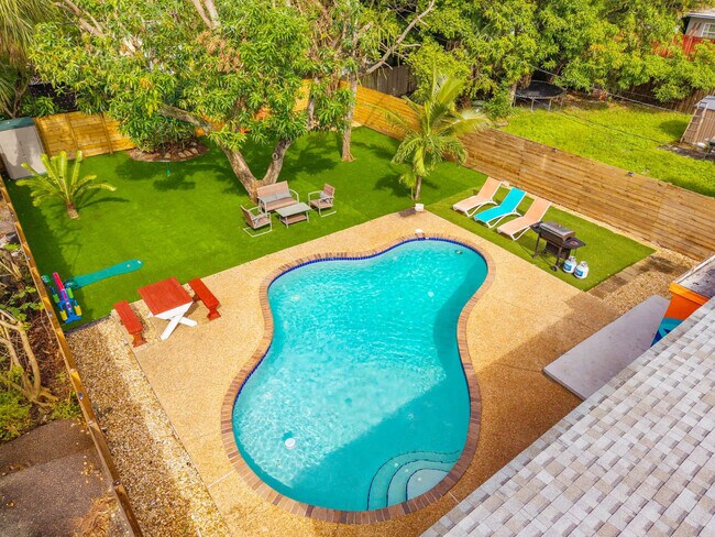 Building Photo - 1425 NE 5th Terrace