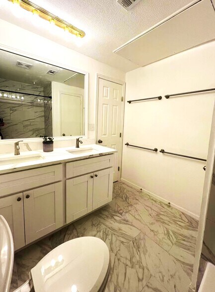 Building Photo - 2207 S Braeswood Blvd