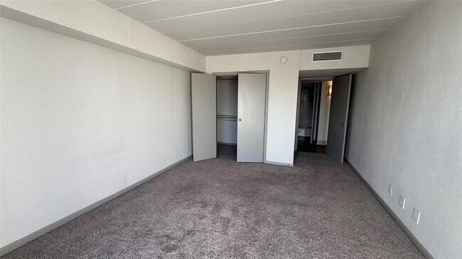 Building Photo - 5400 Memorial Dr
