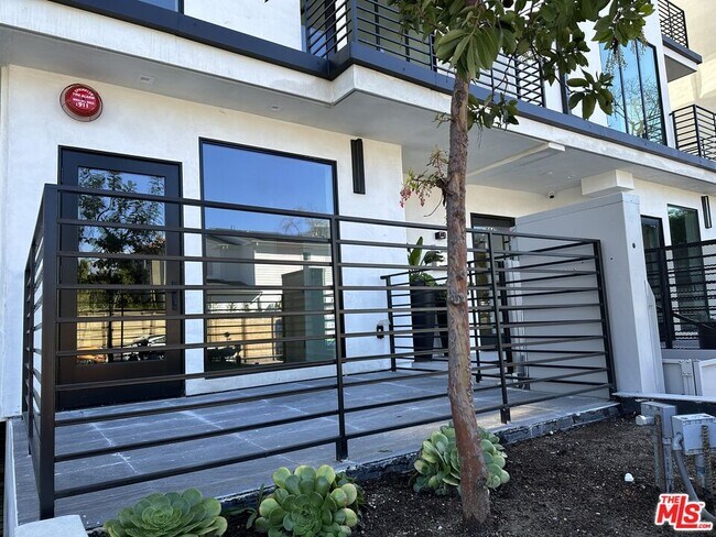 Building Photo - 9842 Vidor Dr