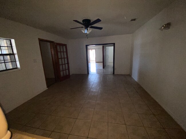 Building Photo - 613 E Expressway 83