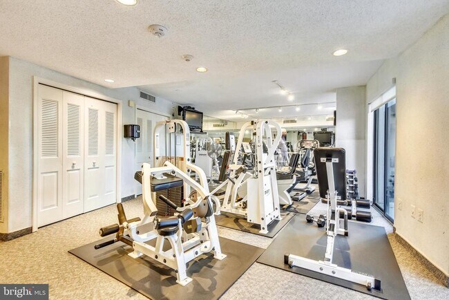 Building Photo - 1101 S Arlington Ridge Rd