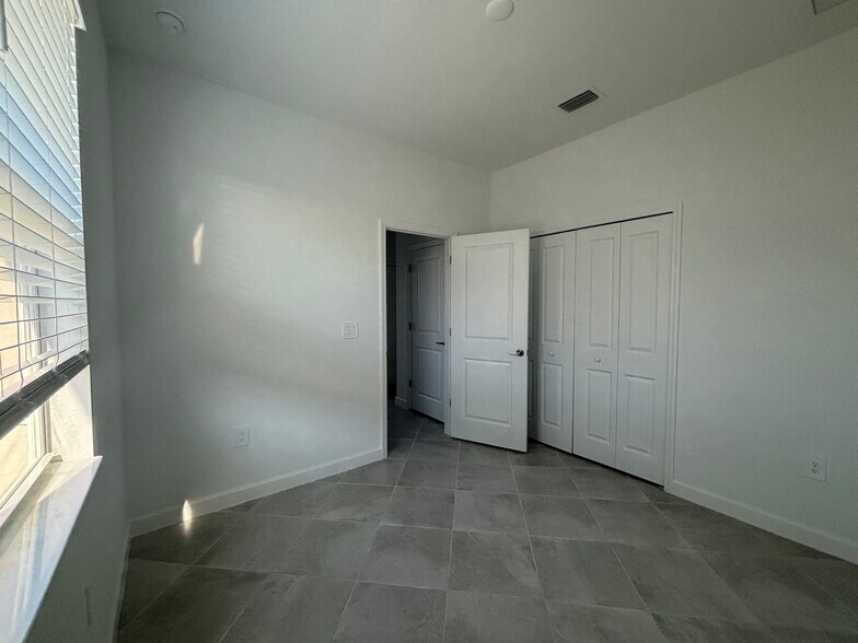 Building Photo - 7869 Lakes Edge Ln