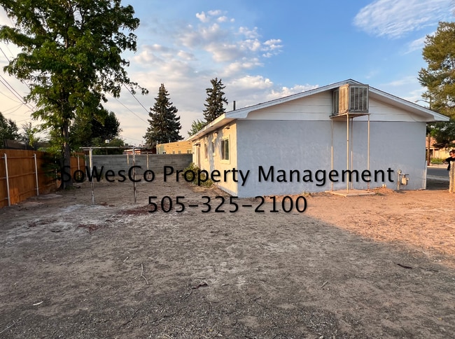Building Photo - Gorgeous 3 Bedroom Home Near Mall with Garage
