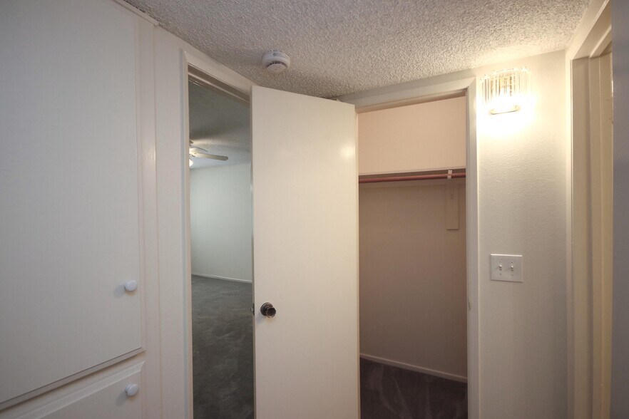 Building Photo - 420 S Madison Ave