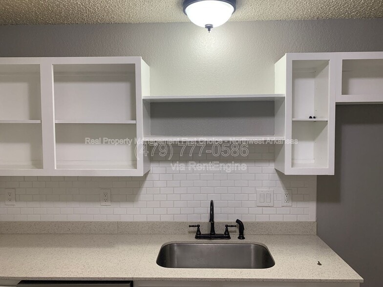 Building Photo - 509 E Pinion St