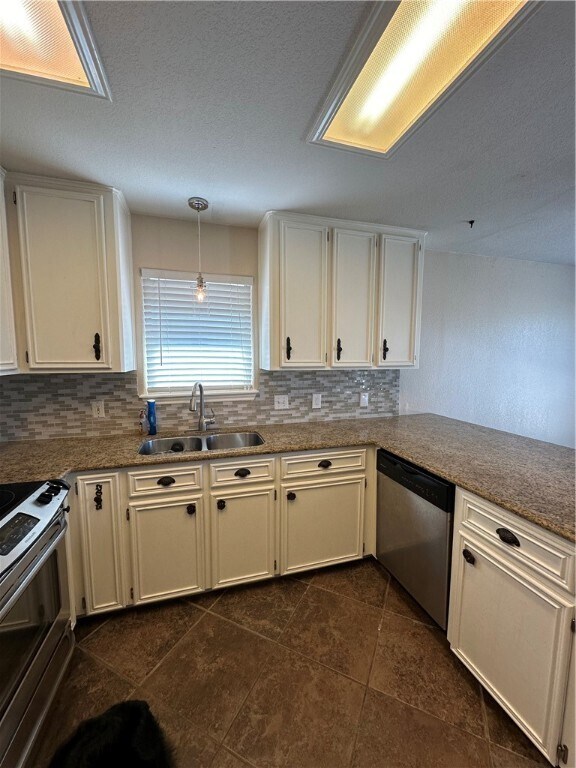Building Photo - 14905 Dasmarinas Dr