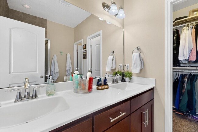 Building Photo - Sawmill District Townhouse 2/BD2/Story 2.5...
