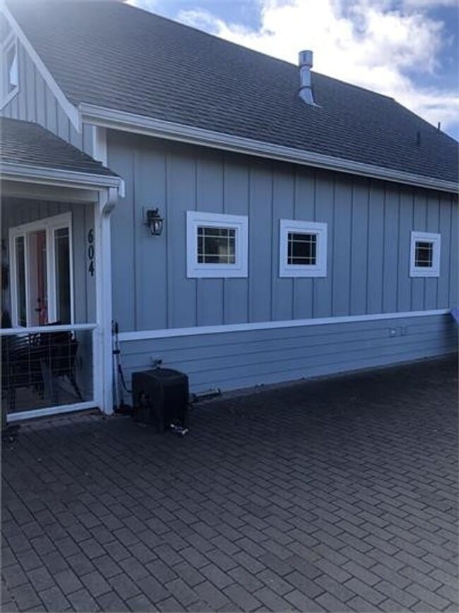 Building Photo - ***PENDING APPLICATION***Location! Location! Your fully furnished Cairn Cottage is located in Cou...