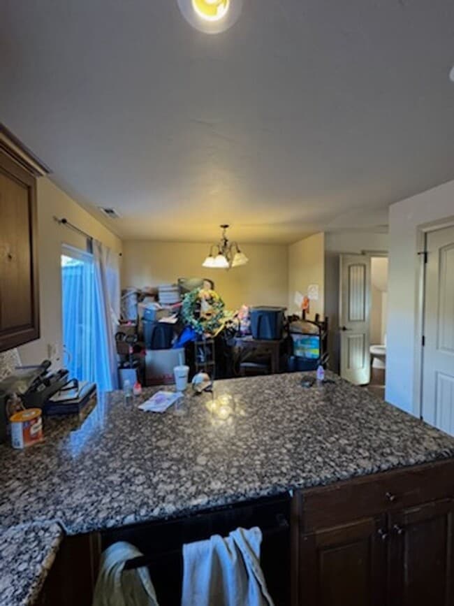 Building Photo - Charming Townhome