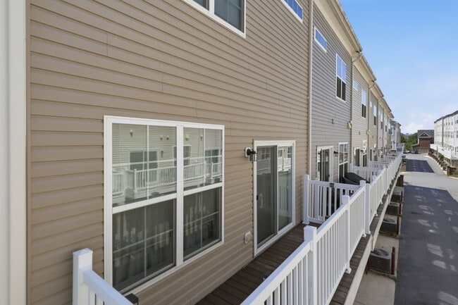 Building Photo - 3 Bed/2.5 Bath End-of-Row Beltsville Townhome