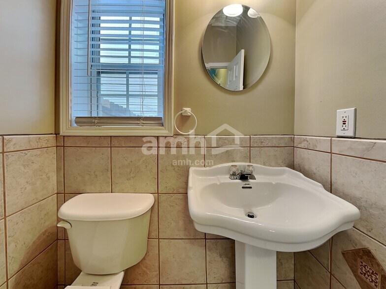 Building Photo - 875 Clairidge Ln