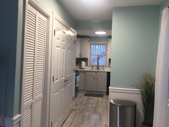 Building Photo - 205 3rd St S