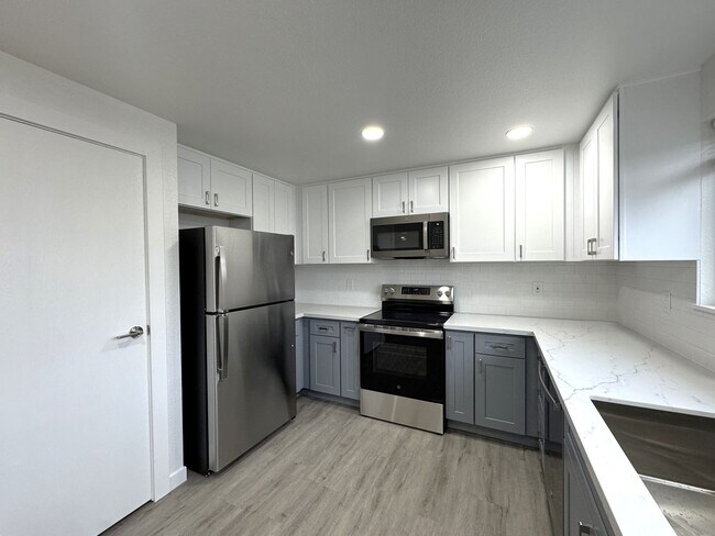 Building Photo - HUGE Three Bedroom with Garage!