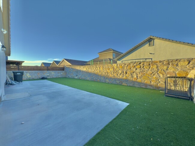 Building Photo - 13877 Paseo Perlas Dr