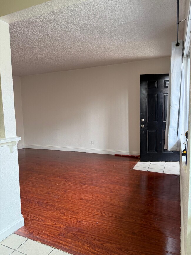 Building Photo - 524 S 17th St