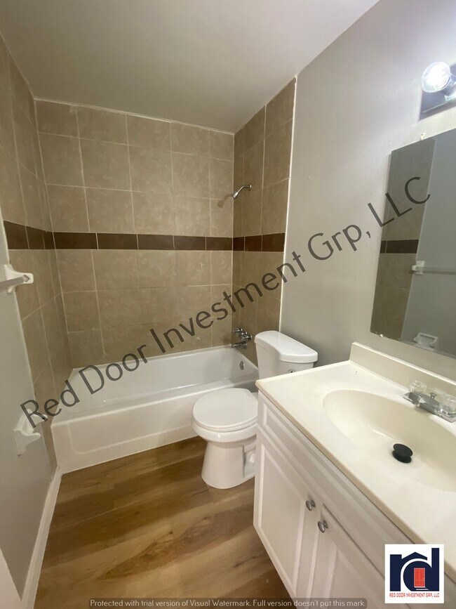 Building Photo - Upstairs 2/1 - Small Quiet Apartment Commu...