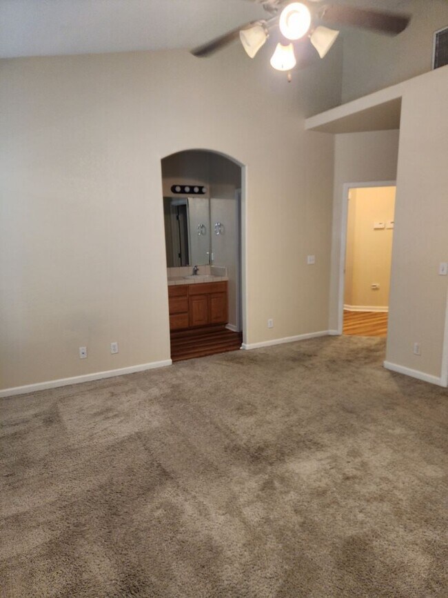 Building Photo - 4 bedroom 2 bathroom home Near Christofferson Pkwy Close to Walnut Elementary, Turlock Jr High Sc...