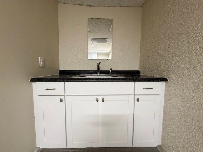 Building Photo - 1212 Agnes Street, Unit B - Cozy Studio Apartment in Charlottesville!