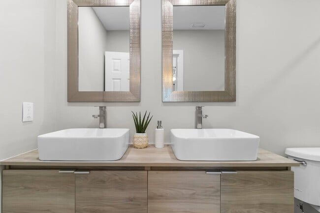 Building Photo - 426 SW 8th Ave