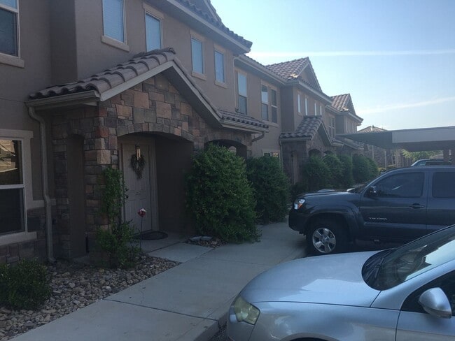 Building Photo - Fossil Hills Townhome!
