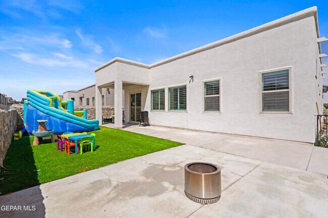 Building Photo - 12646 Amesbury