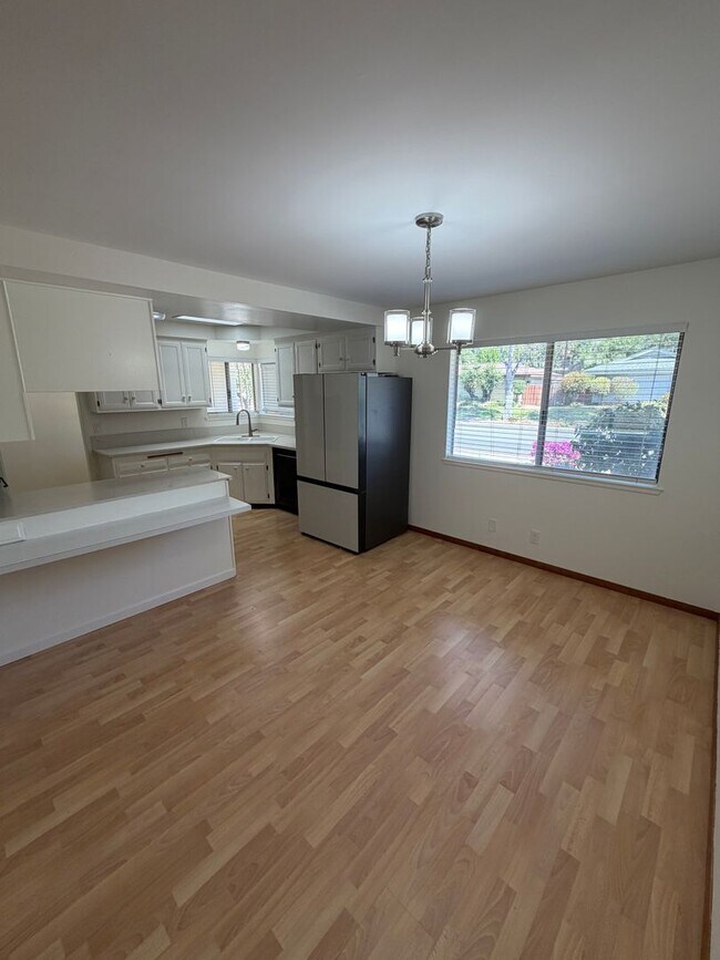 Building Photo - 5333 Parejo Dr