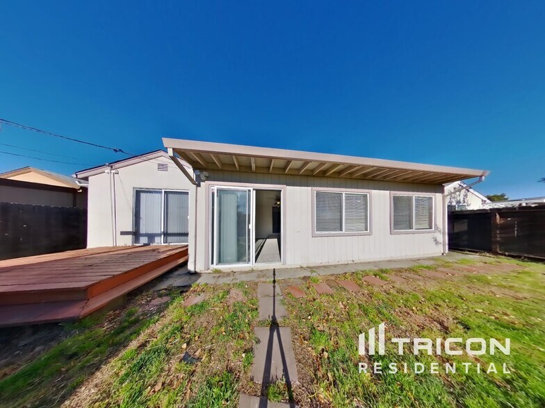 Building Photo - 2749 El Rey St