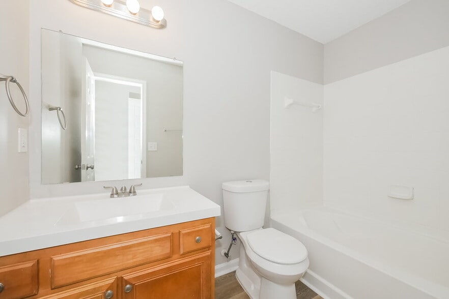 Building Photo - 7600 Creekside Ln