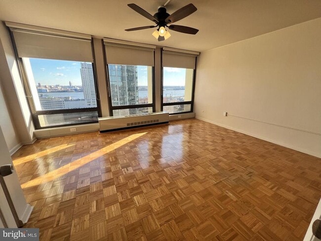 Building Photo - 200 Locust St