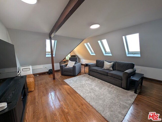 Building Photo - 2404 5th Ave