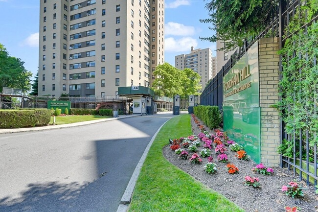 Building Photo - 3 Fordham Hill Oval