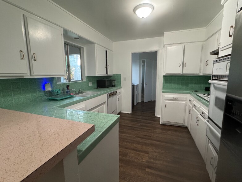 Building Photo - 40781 Acacia E Ave