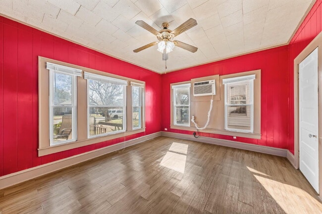 Building Photo - Stylish 1920s Gem Near Downtown with Fresh Updates