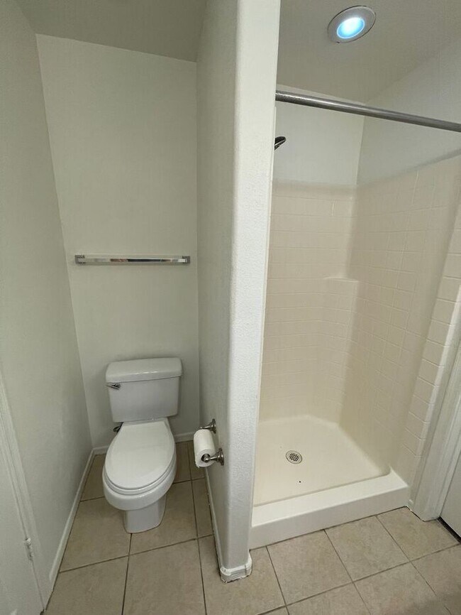 Building Photo - READY TO TOUR! Spacious 4 Bed 2 Bath Home in Phoenix