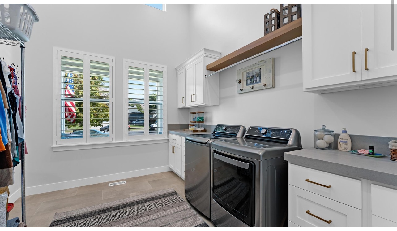 Washer/Dryer Included! - 897 N Main St