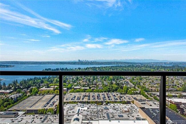 Building Photo - 3Bd/2.5Ba Bellevue Condo