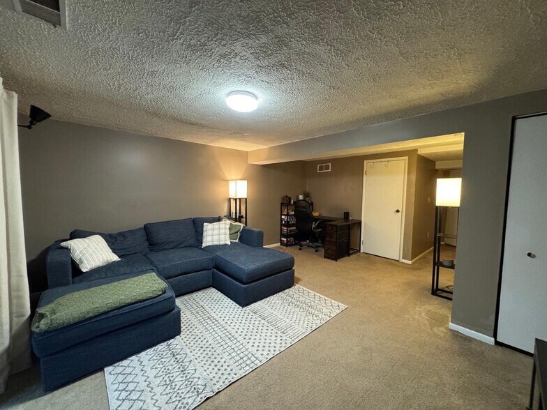 Building Photo - 307 Brookside Ln