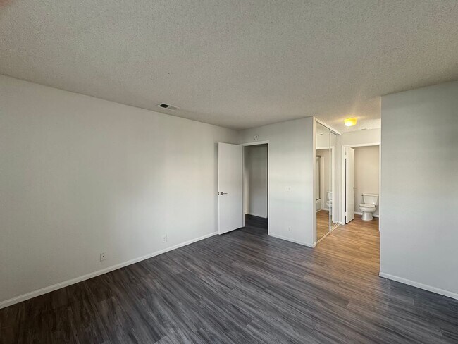 Building Photo - Stylish 2BD/2BA Condo in Mira Mesa's Summit Ridge Community with Private Patio & Pool Access