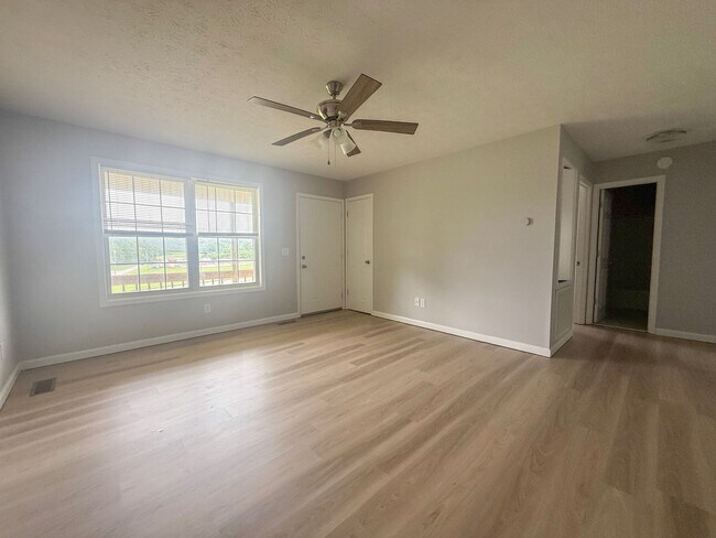 Building Photo - Newly Updated 2-Bedroom Apartment in Sparta with Lawn Care Included