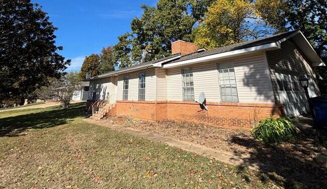 Primary Photo - 909 E 1st St