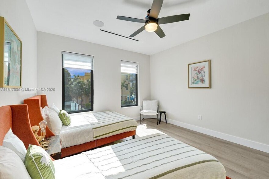 Building Photo - 1101 NE 16th Ter