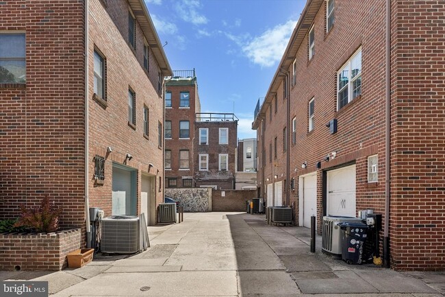 Building Photo - 517 S Randolph Ct