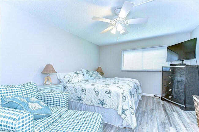 Building Photo - 13870 Oakwood Ln