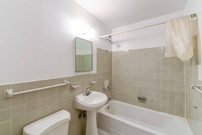 Building Photo - Spacious & Bright Junior 1 Bedroom at Rive...