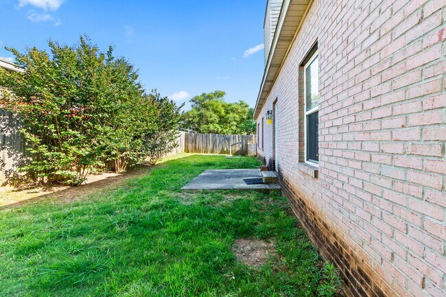 Building Photo - 3/2, fenced in backyard, heart of Auburn!
