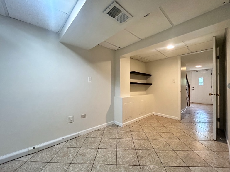 Building Photo - 1949 Governors Ln