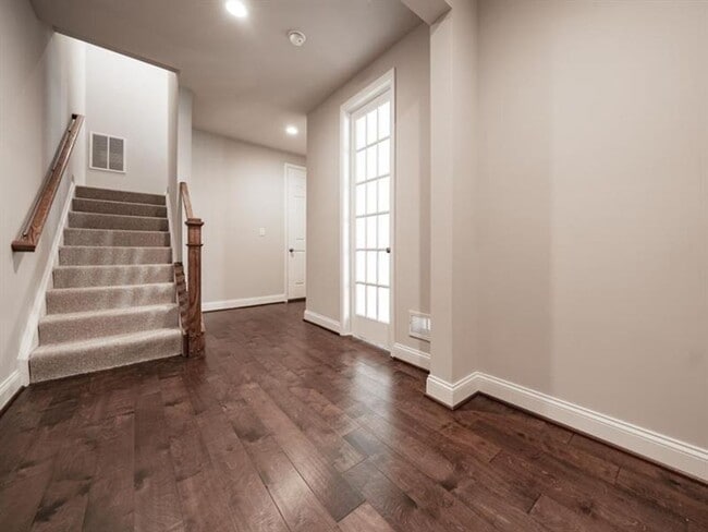 Building Photo - 3 bed 2.5 bath - Luxury Living Meets Subur...