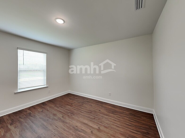 Building Photo - 13021 Redwind Dr