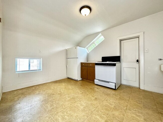 Building Photo - 1243 E Walnut St